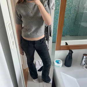 Zara Grå Tröja - Säljer min jättesnygga grå stickad t-shirt från zara. Aldrig använd💗 Strl M men passar S också💗 Jag är 175