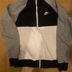 Nike Tech Fleece - säljer min nike tröja då jag inte använder den längre Storlek S använd 3 gånger