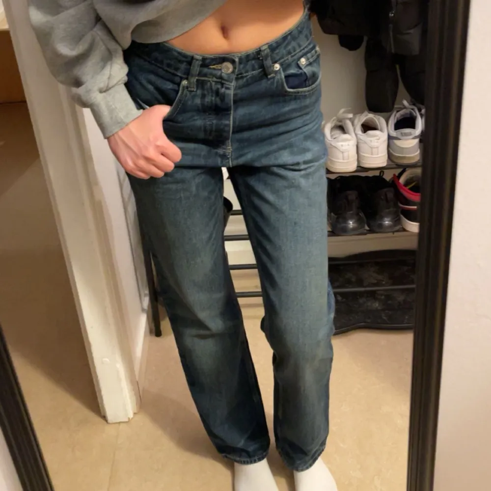 Straight jeans med fyra knappar i storlek 34. Lite för korta för en person som är 170.. Jeans & Byxor.