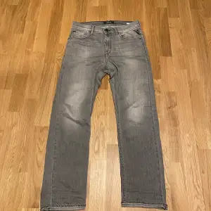 Hej! Säljer mina replay jeans i modellen thad, köpta för 800kr och bara använda några gånger!