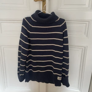 Stickad polo - Stickad polotröja från lexington, marinblå med vita ränder. Lagom oversized på mig som vanligtvis har storlek S💘