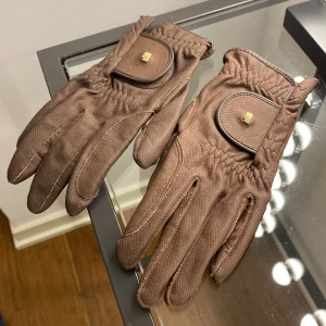 Ridhandskar - Bruna ridhandskar från Roeckl i storlek 7. Fint skick, men lite nött på ena ringfingret. Använda fåtal gånger