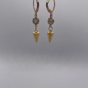 Diamond spike örhängen  - 35kr per par, finns flera i lager 😊 kolla gärna in min instragram ”ebnorth” där jag främst sköter försäljningen💗  Massa mer smycken i samma stil hittar ni i min profil🤩