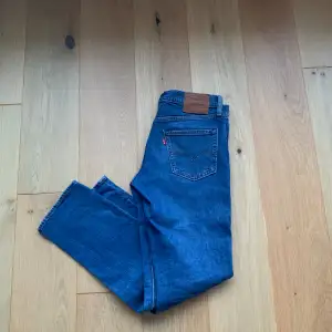 Blå Levis 511 slim fit jeans i storlek 32/32. Väldigt sparsamt använda och inga defekter alls. 