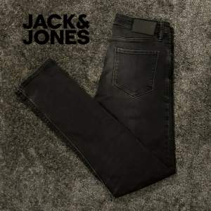 Ett par riktigt snygga svarta Jack & Jones jeans med riktigt fint skick, modell Slim/Glenn, storlek W30 L32. Kontakta för fler bilder eller vid några funderingar🙌.