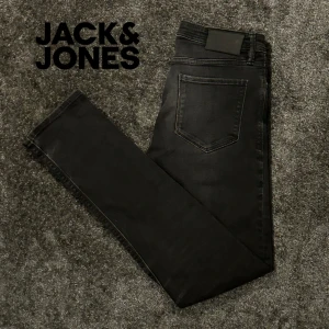 Jack & Jones Jeans - Ett par riktigt snygga svarta Jack & Jones jeans med riktigt fint skick, modell Slim/Glenn, storlek W30 L32. Kontakta för fler bilder eller vid några funderingar🙌.