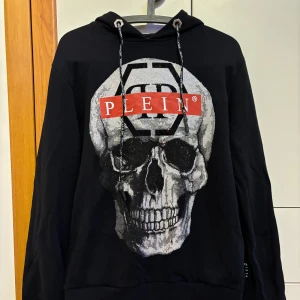 Philipp Plein Hoodie - Är i helt nytt skick, oanvänd  Storlek: M  Färg: Svart Kvitto finns på varan vid önskemål.  