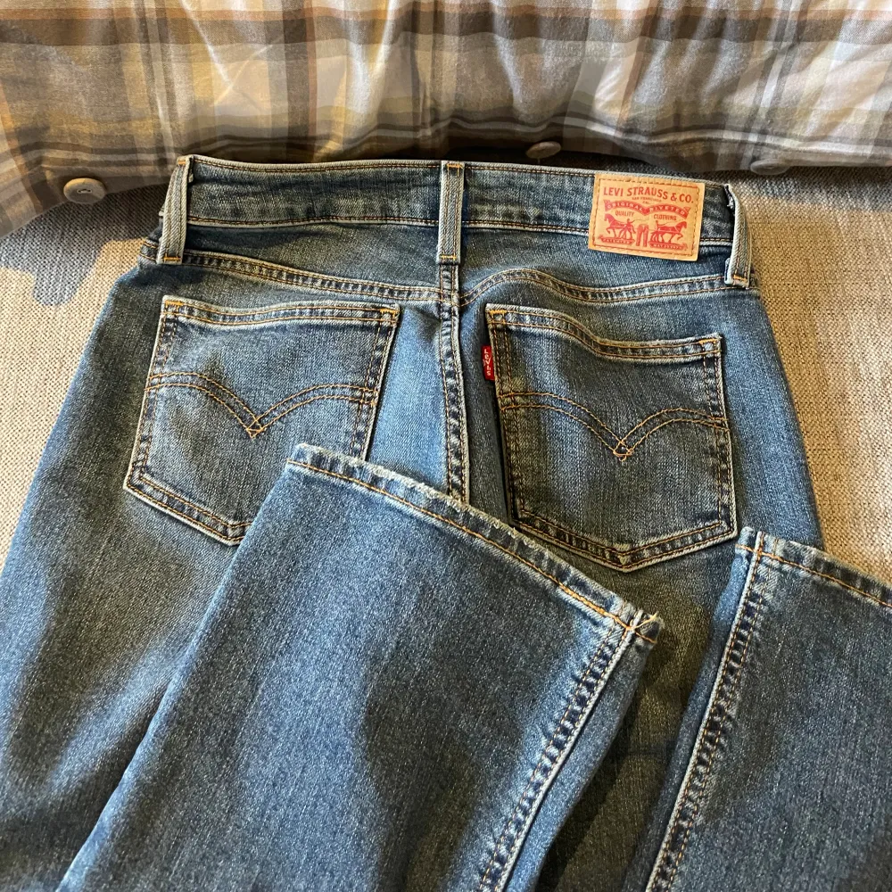 Skitsnygga låg midja det Levis jeans som tyvärr sitter lite för löst på mig:( Aldrig använda så i bra❣️ Nypris 919, säljer för 649💓💓. Jeans & Byxor.