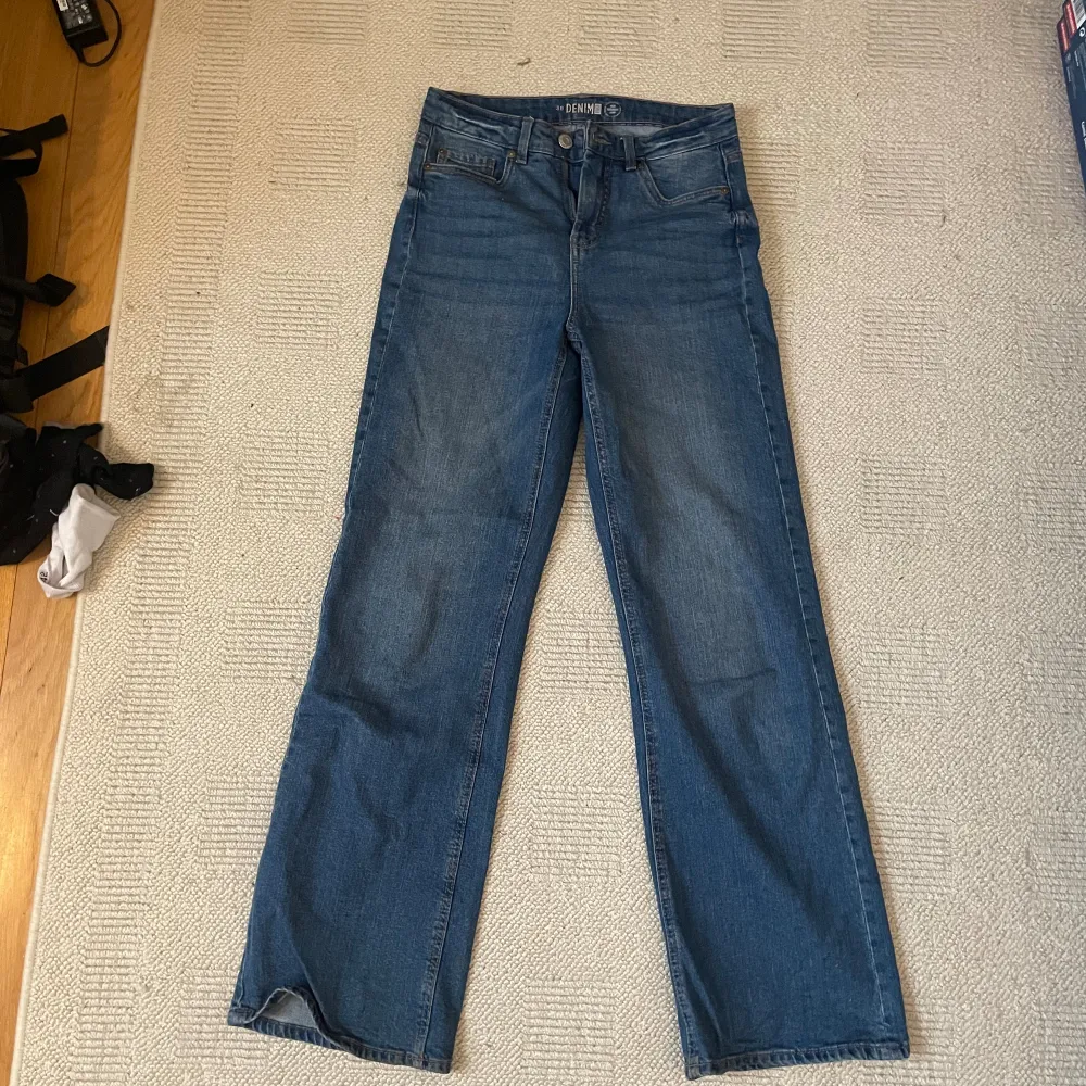 Mörkblåa jeans med rak passform och stretchigt tyg. De är mid rise och passar väldigt fint men säljer för att de är för korta för mig 🫶 Ganska väl använda men inga defekter och ser ut som nya!. Farkut & Housut.