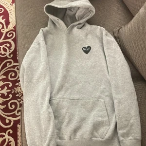 Comme des Garçons Hoodie - Helt oanvänd, säljer den eftersom att den inte passar mig