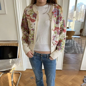 Zara kofta - Super söt kofta från Zara! Knappt använd. Jag säljer denna kofta eftersom den inte används. Det är i storlek S.❤️❤️❤️❤️❤️skriv för fler frågor!