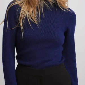 Ribbstickad tröja  - Ribbstickad turtleneck tröja med långa ärmar har aldrig använt, från nakd passar från s till xs då den är stretchig 