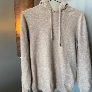 100% merino ull hoodie i storlek S/XS Skick: 8/10 andvänd få gånger.
