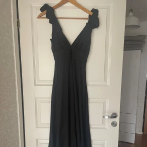 Svart balklänning - Svart balklänning i storlek 36 från Boohoo. Knytdetaljer på axlarna. Nyskick och oanvänd med prislappen kvar.