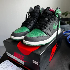 Jordan 1 Retro High Pine Green - Säljer mina relativt ovanliga jordans i storlek us5,5 / 38. De är endast använda ett par gånger & allt finns kvar (toeboxes, låda, kvitto osv). Köpte de nya på GOAT för 3500kr. 