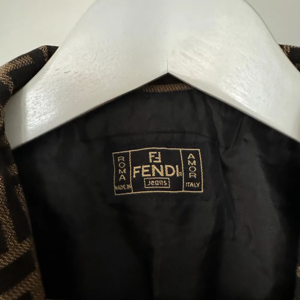Säljer min underbara Fendi jacka som jag köpt på Vestiaire förra året för 5900kr.  Jackan är även skickad till Vestiaire för äkthetskontroll innan jag fick hem den.  Jackan är i storlek S men funkar bra mellan XS-M. . Jackor.