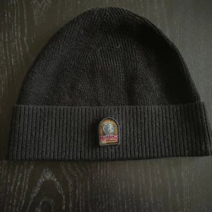 Svart parajumper mössa - Parajumper mössa i 10/10 skick, använt sparsamt och finns inga defekter. Nypris 900 Pris är inte fast så buds på!