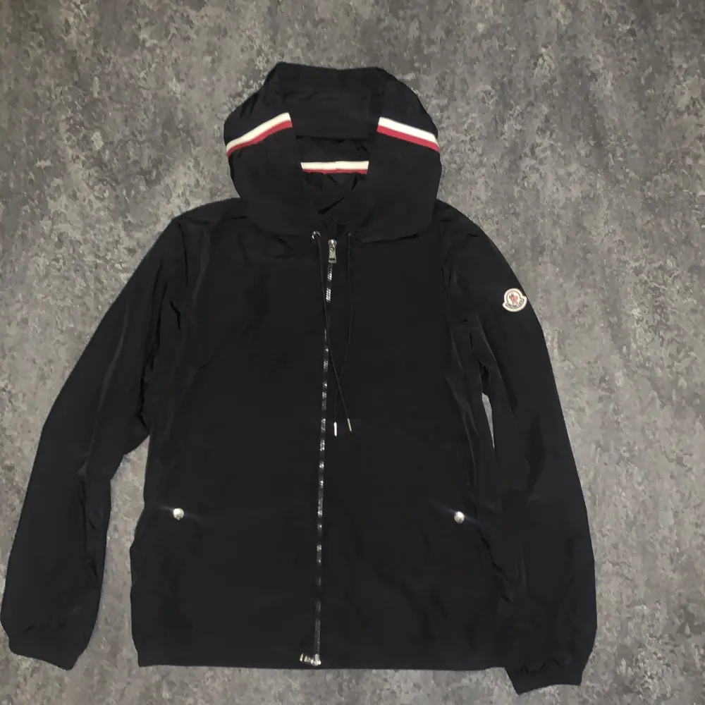 Hej! Säljer en sprillans Ny Moncler Windbreaker i storlek 3 Mostvarar M/L Skick 10/10, passar perfekt nu till den inkommande våren ☀️Pris 2000kr Möts i Västerås, Fraktar över hela Sverige (PostNord) /// MARES . Jackor.