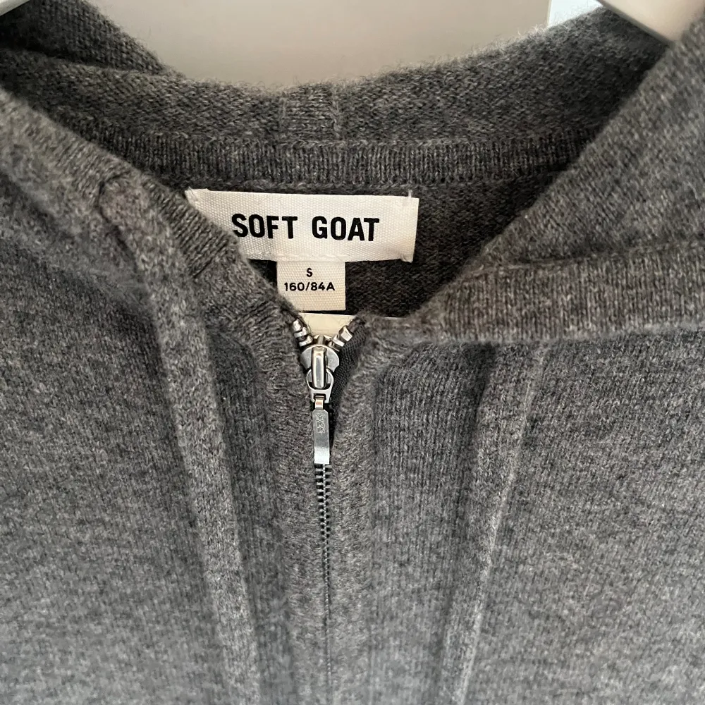 Mörkgrå zip tröja från soft goat, använd fåtal gånger.. Tröjor & Koftor.