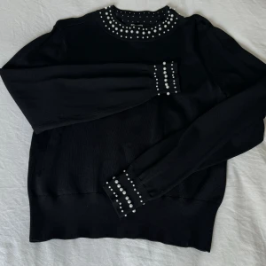 Tröja med pärlor  - Tröja från H&M med pärlor både på krage och ärmar.   Använd 1 gång på julafton. Som ny 
