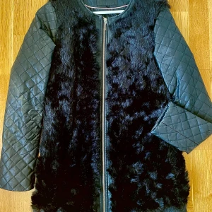 Skinnjacka med fuskpäls  - Snygg, knappt använd skinnjacka med fuskpäls. 