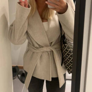 Kappa - Intressekoll på min ljusbeigea kappa ifrån veramoda, storlek Xs. Köpt i höstas och är väldigt sparsamt använd. Hör av dig vid intresse!❣️❤️‍🔥