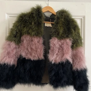 cool pälsjacka  - Jättecool pälsjacka med luva, storlek S🤍