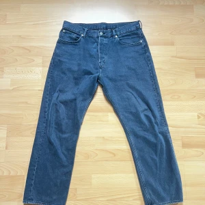Blåa weekday jeans (space) - Fina jeans, något blekta i tvätt men annars bra skick 