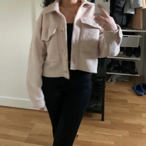Vårjacka  - Släljer denna vårjacka, i storlek Xs men funkar även som S och en tajt M då den är lite oversize.  Den är precis som ny och använd max 5 gånger. Den har en ljusbeige/rosa färg.  