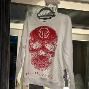 Philipp plein sweatshirt - Säljer nu en philipp plein sweatshirt, finns i storlek L, XL, XXL. Condition 10/10 helt oanvända. Toppkvalite på tröjorna