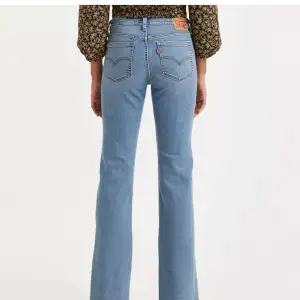 Säljer as snygga jeans(low Waits)❤️finns i blått och svart!! 1100 ny pris!!