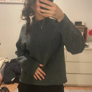 Stickad tröja  - Säljer min snygga stickade tröja, skitsnygg till en kjol i sommar!! 🫶🏻