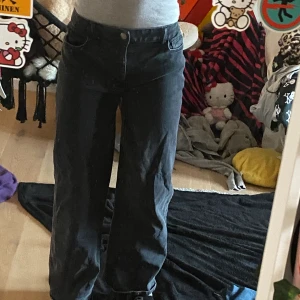 Baggy low waisted jeans -  Svarta jeans med fin passform väldigt stretchiga skriv privat för jag frågar  Midja 38 Längd 95