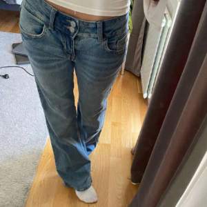 Säljer mina lågmidjade populära jeans från h&m som tyvärr är för långa på mig. De är i strl 34 men passar även 36 🤍