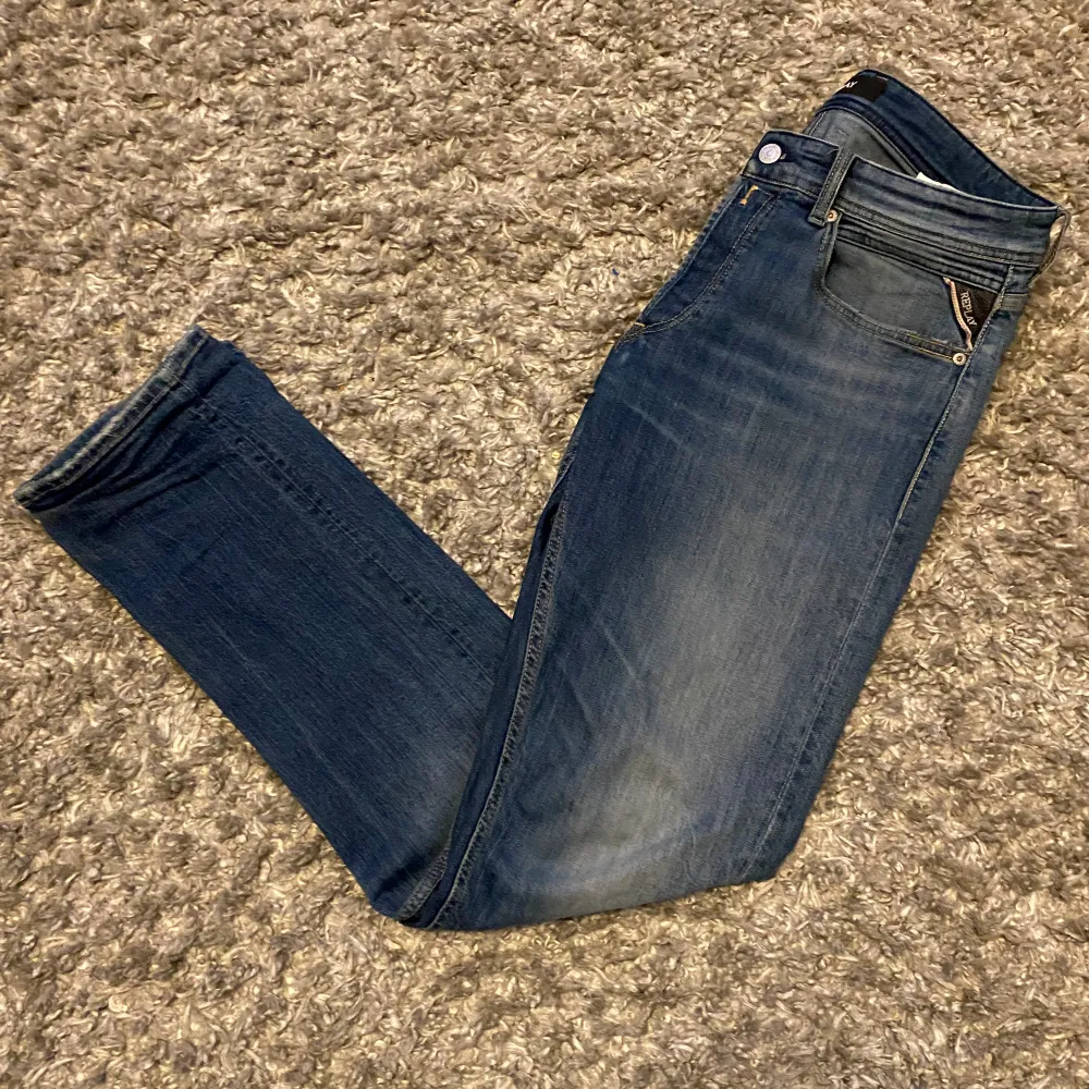 Säljer dessa Replay Grover jeans - fint skick - säljer pga för stora för mig - hör av dig vid frågor!. Jeans & Byxor.