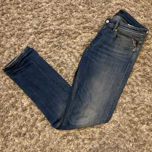 Säljer dessa Replay Grover jeans - fint skick - säljer pga för stora för mig - hör av dig vid frågor!