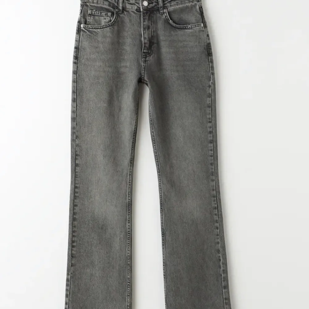 Mid waist straight jeans från Ginatricot. Storlek 32. Säljer eftersom de inte kommer till användning längre💘. Jeans & Byxor.