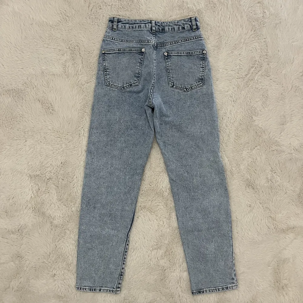 Ett par stentvättade mom jeans med hög midja från Miss Selfridge,  köpta från ASOS. I storlek EU34 eller W25L28 med petite-passform. Inte speciellt använda, väldigt fina men blev utrensade i vårstädningen. Bara höra av dig för mer info! :). Jeans & Byxor.