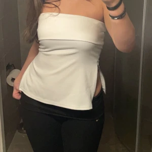 Zara topp - Säljer denna jättesnygga toppen som är perfekt för fest, använd endast en gång därmed bra skick