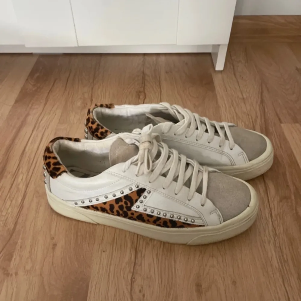 Sjukt snygga sneakers med leopard mönster från zara❤️står att de är strl 38 men passar 39 oxå❤️. Skor.