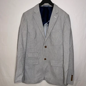 Sommar Kavaj - Ljus randig kavaj | jätte fint skick | storlek M | Pris 249kr | passar dig som är ca 175 | grymt snygg kavaj som är perfekt för sommaren och kusten | Fraktar via PostNord och Instabox på köparens bekostnad:)  Hör av dig vid frågor och funderingar mvh