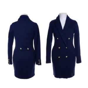 Navy kappa XS ”skepparkappa” - Färg: marinblå Strl: XS   Snygg figursydd jacka från Holly & whyte. Sluts igen med knappar. Tjockt tyg. Två framfickor. Krage. Fina detaljer.  Kommer ej till användning och stor garderobsrensning pågår!