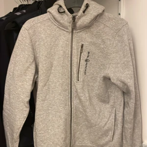 Sail racing hoodie - Säljer min sail racing hoodie för den ej kommer till användning skick 9/10  Skriv om du har några funderingar 
