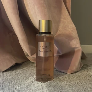 Bare vanilla fragrance mist  - Säljer en full oanvänd bare vanilla parfym från Victorias secret som ej går att få tag på i Sverige! 250 ml