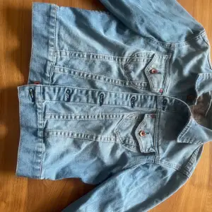 Levis jeans Jacka i storlek xs. ❣️❣️ Säljer för är för litet och inte kommer till användning. 