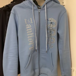 Zantiore - Säljer min hoodie för den ej kommer till användning. Nypris 1299 mitt pris 799 Skick 9/10 