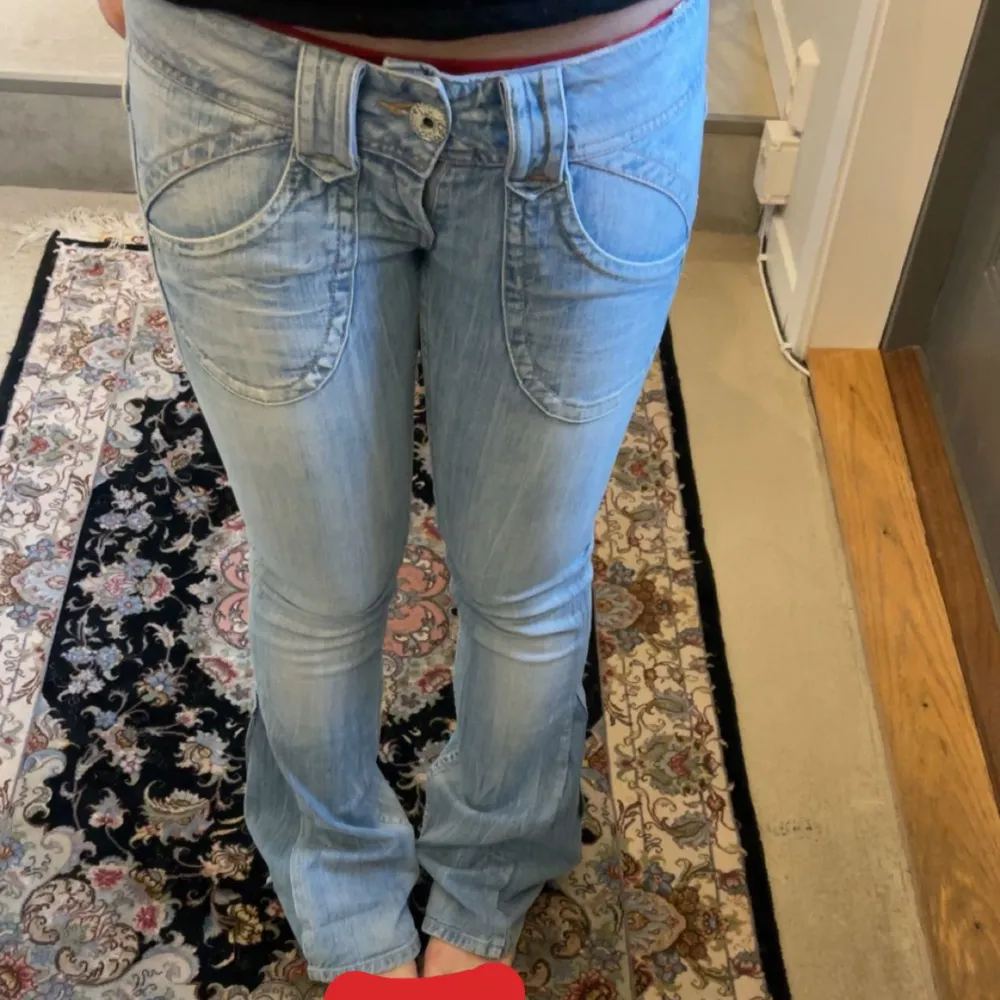 Intressekoll på dessa jättesnygga lågmidjade jeansen, jag har sytt bootcut själv som du kan se på sista bilden men det är inget man lägger märke till💕 Midjemåttet tvärs över är 38 och innerbenslängden är 79cm💗. Jeans & Byxor.