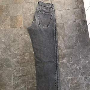 Feta gråa jeans med straight passform! Perfekt för riktiga grischare, pris kan diskuteras. 💯💯💥  Passar perfekt om man är runt 160-175