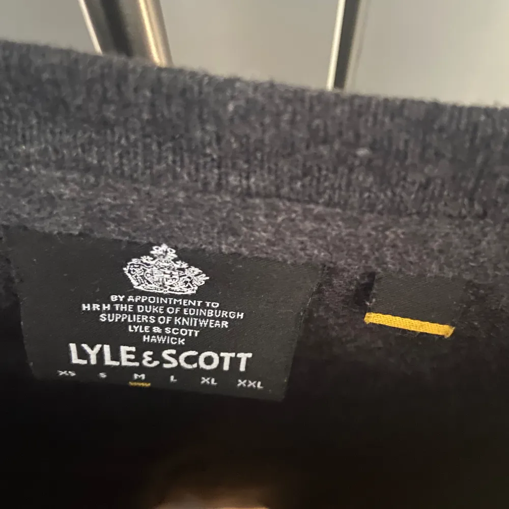 En stickad Lyle&Scott tröja. Tröjans skick är 10/10 då den är knappt använd. Vid fler frågor och funderingar så är det bara att höra av sig. Pris kan alltid diskuteras. . Tröjor & Koftor.