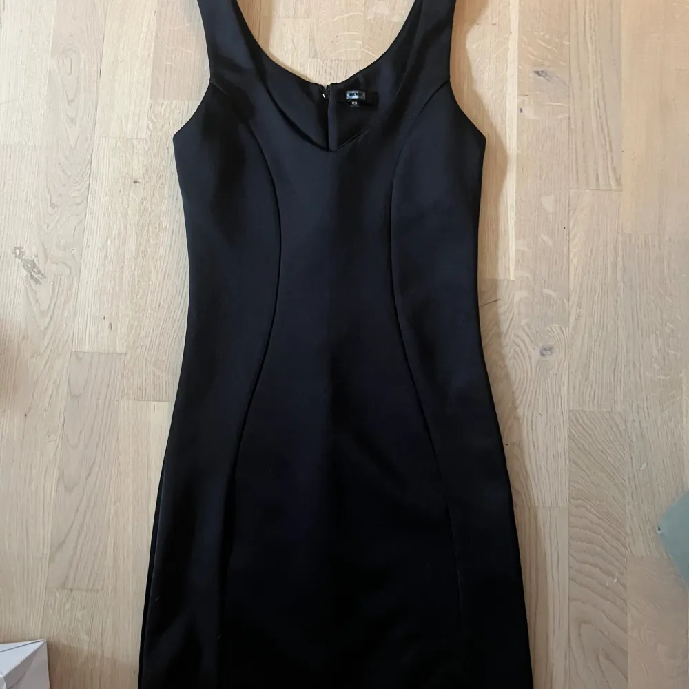 Jättesnygg svart kort klänning från bikbok som tyvärr är för stor! Den är i jättebra skick💕💕. Klänningar.